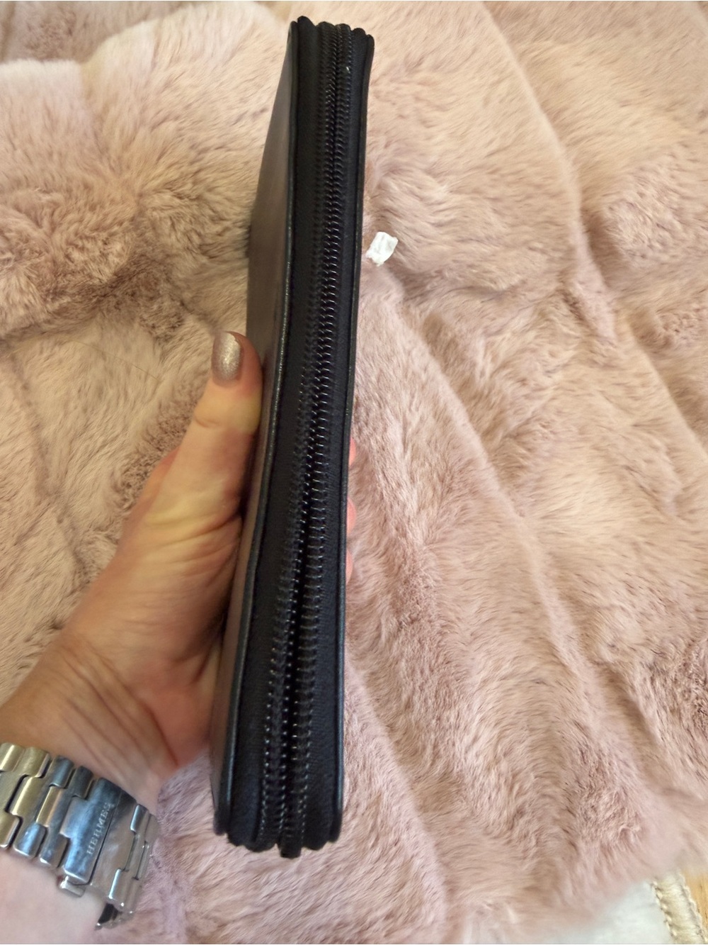Gucci Black Leather Wallet with Embossed Logo - Picture 16 of 16